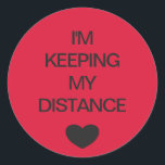 Sticker Rond Code de couleur de distance sociale mariage rouge<br><div class="desc">Un autocollant rouge à code de couleur pour vous aider, vous et vos invités mariages, à vous sentir en sécurité et à l'aise avec vos interactions sociales et à faire savoir aux autres quel niveau de distance sociale vous êtes à l'aise avec. Le texte personnalisable dit "JE GARDE MA DISTANCE"....</div>