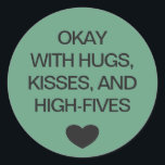 Sticker Rond Code de couleur de distance sociale mariage vert<br><div class="desc">Un autocollant vert à code couleur lointain pour vous aider, vous et vos invités mariages, à vous sentir en sécurité et à l'aise avec vos interactions sociales et faire savoir aux autres quel niveau de distance sociale vous êtes à l'aise avec. Le texte personnalisable se lit "OKAY With HUGS, KISSES,...</div>
