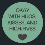 Sticker Rond Code de couleur de distance sociale mariage vert<br><div class="desc">Un autocollant vert à code couleur lointain pour vous aider, vous et vos invités mariages, à vous sentir en sécurité et à l'aise avec vos interactions sociales et faire savoir aux autres quel niveau de distance sociale vous êtes à l'aise avec. Le texte personnalisable se lit "OKAY With HUGS, KISSES,...</div>