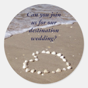 Sticker Rond Coeur de coquillages sur la plage de sable