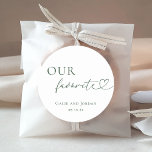 Sticker Rond Coeur romantique Script Notre Favori Mariage Faveu<br><div class="desc">Présentez vos invités à vos plaisirs favoris avec ces stickers mignons,  avec un script de coeur romantique et une typographie classique.</div>