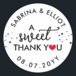 Sticker Rond Coeur Rouge Un Merci Doux Faveur de mariage<br><div class="desc">Un doux sticker de faveur de mariage merci avec un coeur rouge remplaçant le O en vous avec vos noms en texte courbe avec votre date mariage en polices noires contre un arrière - plan blanc.</div>