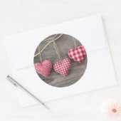 Sticker Rond Coeurs rouges sur table en bois (Enveloppe)
