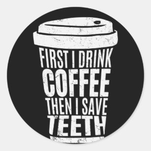 Sticker Rond Coffee Art D'Abord Je Bois Du Café .png