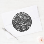 Sticker Rond Coiffe de crâne aztèque par BurnsInHell (Enveloppe)
