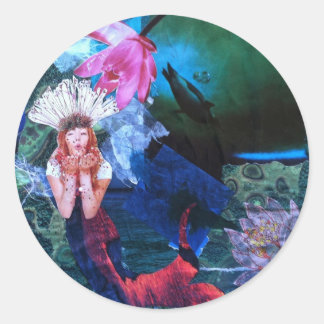 Sticker Rond Collage d'art de la déesse Mermaig avec des pingou