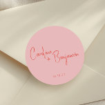 Sticker Rond Coloré moderne Boho rose rouge Mariage Script<br><div class="desc">Personnalisé Coloré moderne Boho rose Mariage Sticker rond classique</div>