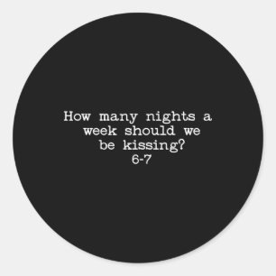 Sticker Rond Combien de nuits devrions-nous nous embrasser 6–7