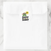 Sticker Rond Conception de grenouille Sassy mais Sunny - Drôle (Sac)