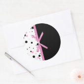 Sticker Rond Conception de points Polka Noir et Rose (Enveloppe)