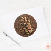 Sticker Rond Cône De Pin Sur Aiguilles Tombées (Enveloppe)