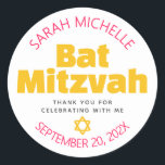 Sticker Rond Cool de typographie rose chaud bat mitzvah jaune g<br><div class="desc">Soyez fier, réjouissez-vous et présentez cette étape importante de votre Bat mitzvah préféré ! Utilisez ce sticker pop audacieux, personnalisé pour ajouter à sa journée spéciale. Fun, super, audacieux rose chaud, jaune et gris foncé typographie sans serif moderne et Star of David superposent un arrière - plan blanc propre. Personnalisez...</div>