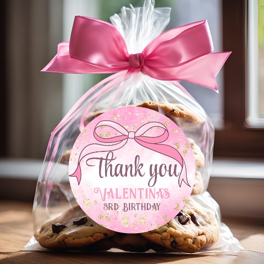 Sticker Rond Coquette Pink Bow Gold Parties scintillant Script 