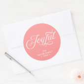 Sticker Rond Coral rose élégant Cursive Joyful Holiday (Enveloppe)