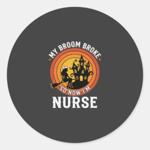 Sticker Rond Costume graphique de balai de sorcière infirmière