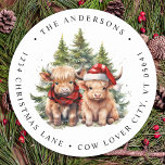 Sticker Rond Cosy Highland Cow Farm Christmas Adresse Adresse d<br><div class="desc">A la recherche des plus jolies cartes de Noël de la saison! Notre duo Highland Cow avec deux veaux de vacances vous apportera un sourire aux visages de vos proches. Le design est adorable avec les veaux portant un chapeau de Père Noël et une écharpe d'hiver plaid, entourés d'arbres et...</div>