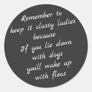 Sticker Rond Couche-toi avec les chiens, réveille-toi avec des 