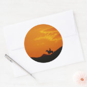 Sticker Rond Coucher de soleil orange avec silhouette Cowboy (Enveloppe)