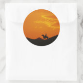 Sticker Rond Coucher de soleil orange avec silhouette Cowboy (Sac)