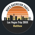 Sticker Rond Coucher de soleil sur le Strip de Las Vegas, vacan<br><div class="desc">Un autocollant personnalisé et cool de la skyline de Las Vegas au coucher du soleil pour vos vacances en famille ou votre enterrement de vie de garçon dans la ville des lumières. Jouez du lever au coucher du soleil dans cette ville et gardez-en le souvenir avec ce souvenir.</div>
