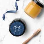 Sticker Rond Couleur Arrière - plan modifiable du Merci de scri<br><div class="desc">Autocollant en Merci vertical avec les mots "Merci" dans un script de relaxation cursive en blanc contre une couleur arrière - plan modifiable (cliquez sur customiser pour accéder). Il conviendra parfaitement aux mariages ou aux évènements divers comme les douches nuptiales, les baby showers, etc. Personnalisez-le en remplaçant le texte de...</div>