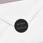 Sticker Rond Couleur modifiable Mariage classique moderne<br><div class="desc">Cet autocollant mariage présente les noms du couple mariage en blanc contre une couleur arrière - plan modifiable ; pour passer du noir à une couleur de votre choix, cliquez sur le bouton personnaliser. Personnalisez-le en remplaçant le texte de l'espace réservé. Pour plus d'options comme changer la police, sa taille...</div>