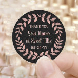 Sticker Rond Courbe Laurel simple Merci noir et rose<br><div class="desc">Ajoutez une touche de finition personnalisée aux faveurs de la fête et des notes de remerciement avec des autocollants ronds de couronne de laurier personnalisés. Tout libellé sur ce modèle est simple à customiser pour toute occasion, comme mariage, douche nuptiale, remise des diplômes, fête d'anniversaire, anniversaire ou retraite. Modifiez ou...</div>