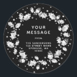 Sticker Rond Couronne de Noël noir et blanc Adresse de retour<br><div class="desc">Couronne de houx et baies en linogravure blanche avec flocons de neige / plus de baies dispersées de manière aléatoire autour. Fonctionne sur des autocollants ronds et carrés. Tout le texte est entièrement modifiable. D'autres couleurs et produits coordonnés sont disponibles dans ma boutique.</div>
