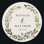 Sticker Rond Couronne feuillage rustique fête de mariage d'hive<br><div class="desc">Les couples rustiques en couronne de feuillage nomment mariage design. Avec un beau feuillage d'aquarelle,  des fleurs blanches et écriture manuscrite. Ce design moderne est sûr de définir le style de votre prochaine fête.</div>