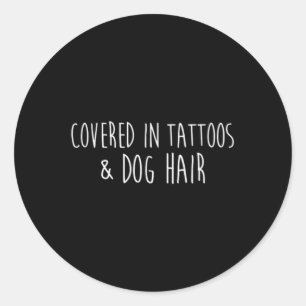 Sticker Rond Couvert De Tatouages Et De Cheveux De Chien Artist
