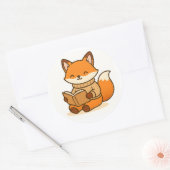 Sticker Rond Cozy Fox Reading a Book (Glossy White Background)  (Enveloppe)