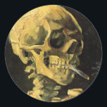Sticker Rond Crâne avec cigarette brûlante par Vincent van Gogh<br><div class="desc">Crâne avec Cigarette Brûlante par Vincent van Gogh est un post impressionnisme d'art vintage de peinture à vie morte. Portrait du squelette humain fumant. Grande image à utiliser pour les produits anti-tabac. Fumer tue 1 000 personnes chaque année, aider quelqu'un à arrêter de fumer aujourd'hui. Grande image pour Halloween ou...</div>