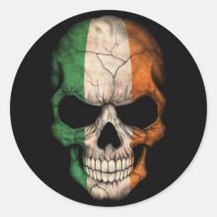 Sticker Rond Crâne irlandais de drapeau sur le noir