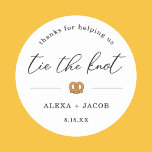 Sticker Rond Cravate le Knot Pretzel Wedding Favor Merci Étique<br><div class="desc">"Merci de nous avoir aidés à cravate le noeud." Personnalisez vos faveurs de mariage bretzel avec vos noms et date mariage dans un design mignon et moderne.</div>