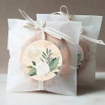 Sticker Rond Crème Gold et Mariage Floral Vert<br><div class="desc">L'autocollant à accent mariage présente un agencement d'aquarelle élégant avec un rose peint,  une fleur de ranunculus et un feuillage dans des tons neutres de blanc,  crème,  rose rousse,  or et vert. Parfait pour un événement de printemps ou d'été.</div>