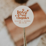 Sticker Rond Crème rétro moderne et Merci Mariage orange<br><div class="desc">Ce Sticker Rond Classique Moderne Retro Crème et Merci Mariage Orange est une excellente façon d'ajouter un peu plus de personnalisation à votre grand jour. La palette de couleurs orange et crème donne un look rétro très moderne mais vintage. Dites merci avec Amour & Merci.</div>