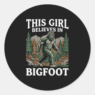 Sticker Rond Croyante en Bigfoot fille sasquatch forêt cryptide