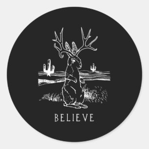 Sticker Rond Croyez que Jackalope Cryptid Rabbit Bunny Vêtemen
