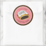 Sticker Rond Cuccidati Italien Christmas Fig Cookies Cuits Par<br><div class="desc">Les caractéristiques du design sur le marqueur d'origine illustration de cucidati (cuccidati) un cookie de figue italien classique qui est souvent servi pendant la période des fêtes de Noël. Avec ses racines en Sicile, ces délicieux biscuits sont farcis de figues (avec du miel, des épices, des noix ou de la...</div>