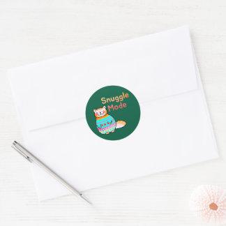 Sticker Rond Cuddly Ginger Cat Snuggle Mode