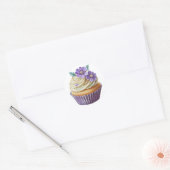 Sticker Rond cupcake violet avec fleurs anniversaire (Enveloppe)