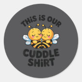 Sticker Rond Cute Bee Couple Cuddle Funny Romantic  (Devant)
