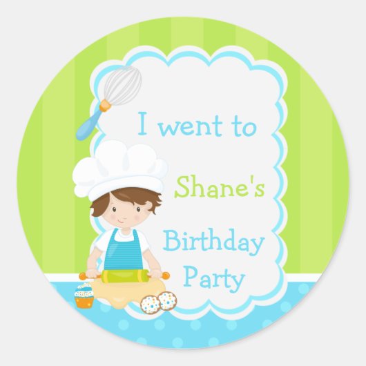 Sticker Rond Cute Brunette Boy Baking Anniversaire (Devant)