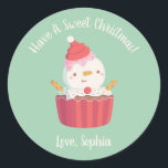 Sticker Rond Cute Cupcake Snowman, Sweet Christmas<br><div class="desc">Un autocollant de décoration de Noël mignon avec l'illustration d'un bonhomme de neige au cupcake avec chapeau de Père Noël dégivrant,  bras de biscuits et garnitures d'arrosage ! Parfait pour souhaiter un doux Noël à vos amis ! Personnalisez avec un message.</div>