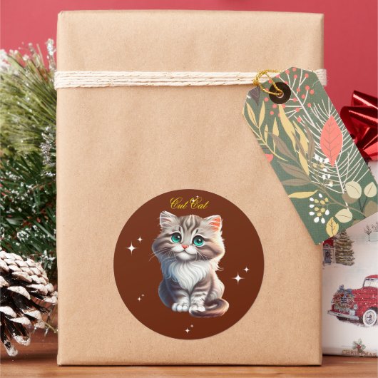 Sticker Rond Cute Fluffy Gray Tabby Kitten with Big Blue Eyes (vacances)