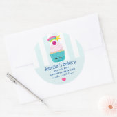 Sticker Rond Cute gâteau bleu avec Kawaii Face Business (Enveloppe)