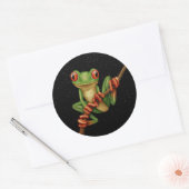 Sticker Rond Cute Grenouille verte sur une branche avec étoiles (Enveloppe)