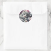 Sticker Rond Cute Grey et blanc Kitten Napping en Fil (Sac)