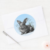 Sticker Rond Cute Grey Rabbit contre un ciel bleu (Enveloppe)