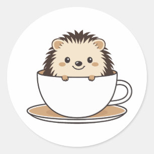 Sticker Rond Cute Hedgehog assis dans la coupe du café